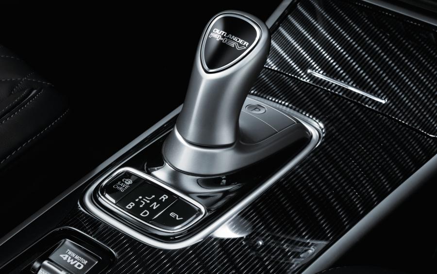 Детали интерьера Mitsubishi Outlander PHEV 2018 года  (JP) (фото 3 из 13)